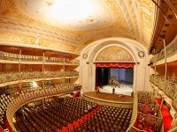 Apresentar-se no Theatro José de Alencar, o maior teatro de Fortaleza, ainda é um sonho distante para muitos grupos de teatro no Ceará (Foto: Alex Uchoa)