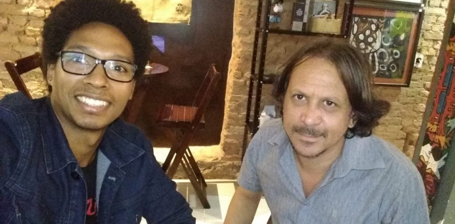 Wagner Gomes faz leitura de “Nix: microfone por tubos de ensaio”