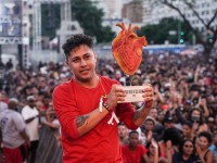 MCharles, de Juazeiro do Norte (CE), levanta o troféu como campeão do Duelo de MCs Nacional, em dezembro de 2019, em Belo Horizonte (Foto: Divulgação/Família de Rua)