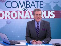 O jornalista Márcio Gomes na bancada do programa criado pela Rede Globo para informar a população sobre a Covid-19 (Foto: Reprodução/Rede Globo)