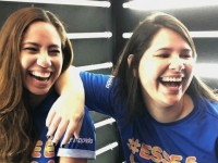 Com o lema "conversas e trocas de experiências bem sinceras sobre as dores e os prazeres dessa fase desgraçadamente maravilhosa", Jeanne Gomes (à esquerda) e Lívia Lopes comandam o podcast Aos 30 (Foto: Arquivo Pessoal)