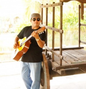 Paulo Renato Costa, 46 anos, é músico de Fortaleza. Ele faz apresentações nas suas redes sociais e confidencia que "às vezes os amigos se sensibilizam e que vão lá e põem um dinheiro na [sua] conta. A gente tá se reinventando" (Foto: Arquivo Pessoal)