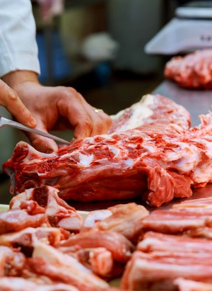 (entre os produtos que tiveram o maior aumento no preço a carne de primeira é o produto mais caro da cesta)