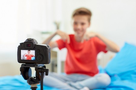 O Brasil não possui nenhuma legislação que especifique ou regulamente o trabalho infanto-juvenil na Internet (Foto: dolgachov/Envato)