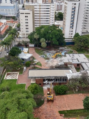 Uma solicitação de tombamento paralisou a demolição da Residência Benedito Macedo, que teve início em abril de 2020 (Foto: Thais Vieira)