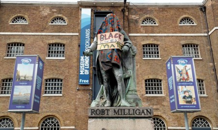 Estátua de Robt Milligan, um comerciante de escravos, com um cartaz do movimento Vidas Negras Importam (Foto: John Sibley/Reuters)