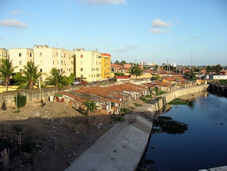 Mais de 40% da população de Fortaleza reside em assentamentos precários, o que faz do distanciamento social um conceito fictício para mais de um milhão de pessoas (Foto: David Moraes de Andrade e Sara Goes)