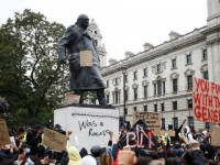 "Churchill era racista", diz pixo em estátua alvo de manifestantes durante protesto (Foto: Peter Nicholls/Reuters)