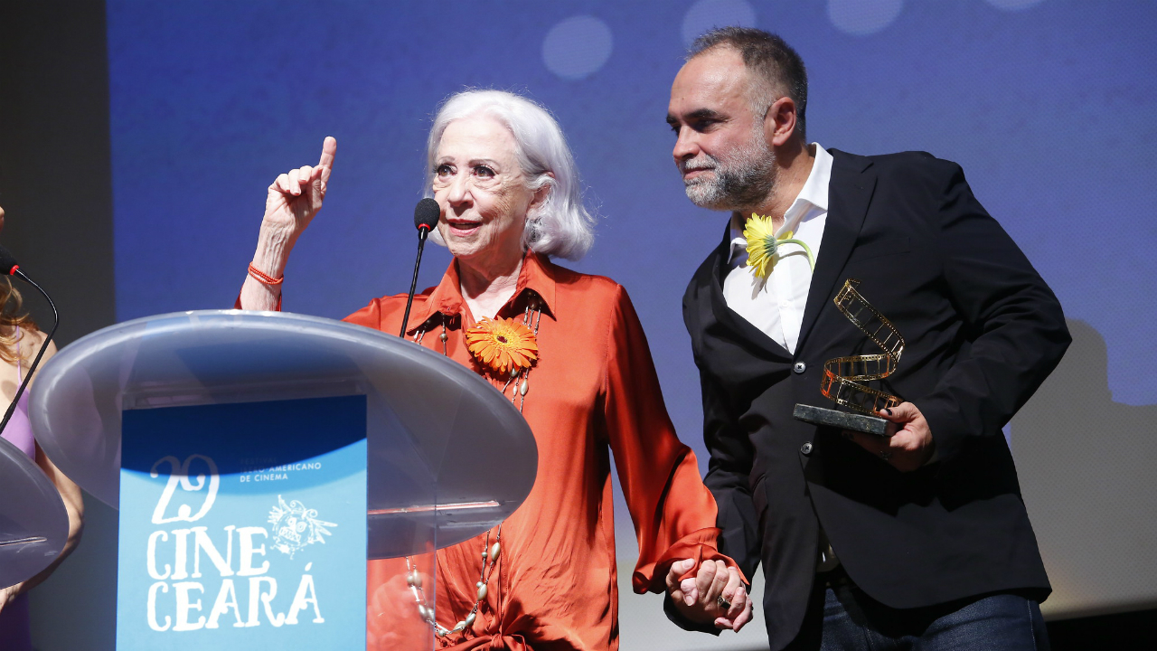 "A Vida Invisível" de Karim Aïnouz foi o filme escolhido para abrir a 29º edição do Cine Ceará, no ano passado. Na foto, o diretor Karim está ao lado da atriz Fernanda Montenegro durante a solenidade de abertura do festival (Foto: Reprodução/Internet)