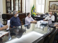 O reitor da UFC Cândido Albuquerque debateu planos de trabalho e parcerias com representantes do Sebrae Ceará (Foto: Ribamar Neto/UFC)