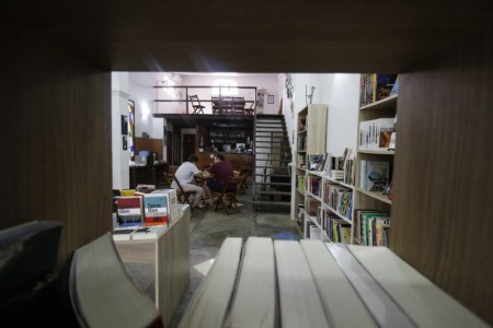 A Livraria Lamarca, no Benfica, começou a vender livros pela Internet por conta da pandemia de Covid-19 (Foto: Alex Gomes)