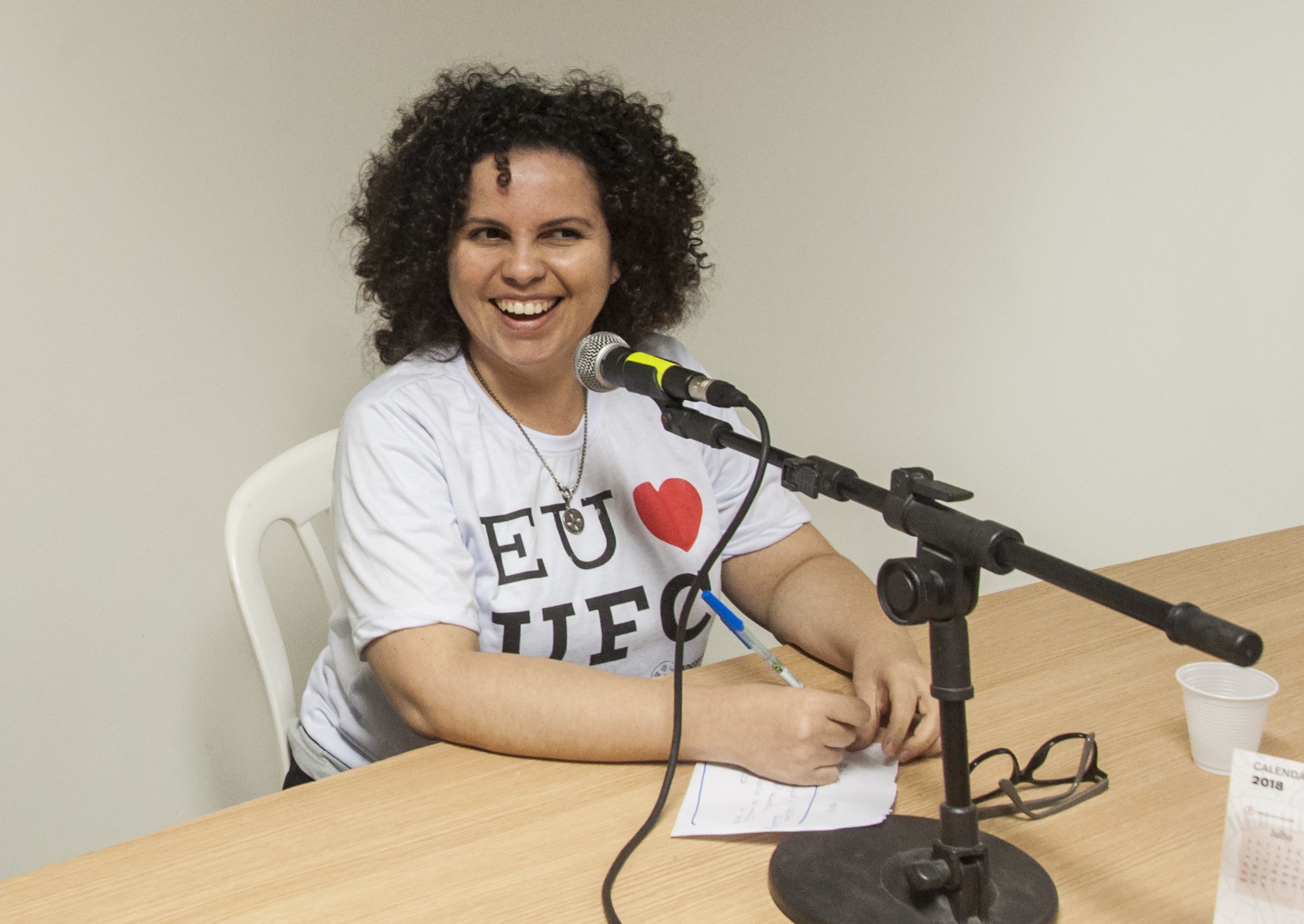 A produtora Thaís Aragão representa a Rádio Universitária FM no coletivo Radialivres (Foto: Viktor Braga/UFC)