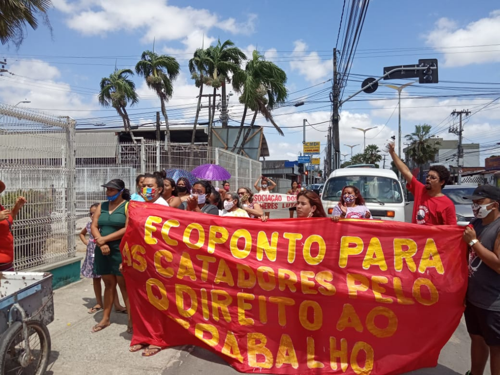 Manifestantes em frente à sede da Regional IV buscando melhores condições de vida para moradores do bairro Serrinha (Foto: Elias Brás e Thiago Campos)