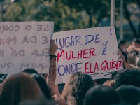 Debates raciais, liberdades de escolha, assédios e discussões sobre padrões corporais são algumas das pautas da atual onde feminista (Foto: Upslon)