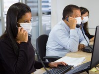 O local de trabalho, na maioria das vezes, é em ambiente fechado, e o relaxamento das medidas de prevenção à Covid 19 pode tornar esse local principal vetor de transmissão da doença (Foto: Getty Images)