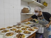 Em 2020, refeições foram distribuídas no Centro, para pessoas
em situação de rua, Bom Jardim, Serviluz, Pirambu, Antônio Bezerra, Tancredo
Neves, Cidade dos Funcionários e Benfica (Foto: Divulgação)