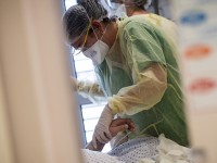 O Brasil registrou quase 14 milhões de casos de covid-19 desde o início da pandemia, em 2020. Na segunda, dia 19 de abril, o país registrou mais de 375 mil óbitos (Foto: Reprodução/AFP)