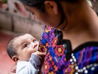 A amamentação nos primeiros 60 minutos de vida do bebê tem repercussão a longo prazo no desenvolvimento dele (Foto: UNICEF)
