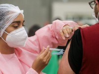 Até o dia 21 de junho, foram vacinadas com a primeira dose mais de 2 milhões e 600 mil pessoas, o que representa cerca de 30% da população do Estado (Foto: Diário do Nordeste)