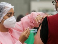Até o dia 21 de junho, foram vacinadas com a primeira dose mais de 2 milhões e 600 mil pessoas, o que representa cerca de 30% da população do Estado (Foto: Diário do Nordeste)