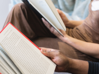 A psicoterapeuta Nara Barreto explica que toda leitura pode ser terapêutica dependendo da  relação do leitor com o texto (Foto: Reprodução/Internet)