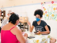 A primeira ação do projeto aconteceu no dia 13 de junho no Bairro Serviluz. Os estudantes arrecadaram recursos para comprar máscaras pff2 e imprimir materiais gráficos, como panfletos e banner para esse primeiro mutirão (Foto: Fernanda Barros/O Povo)