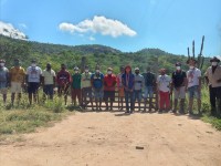 Teka Potyguara junto aos Guardiões da Fronteira na entrada da aldeia Mundo Novo (Foto: Arquivo Pessoal)