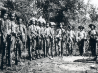 Em entrevista à Agência UFC, a estudiosa Jania Pera Diógenes explica que os velhos bandos de cangaceiros agora se organizam em quadrilhas interestaduais em ações audaciosas marcadas por uma postura afrontosa (Foto: Benjamin Abrahão Botto/Acervo IMS)