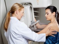 Para quem tomou a vacina e não tem uma urgência de realizar o exame, a recomendação é esperar de duas a quatro semanas pra fazer o ultrassom das mamas ou a mamografia (Foto: Divulgação/Internet)