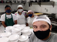 Os alunos e professores do Curso de Gastronomia da UFC se responsabilizam pelo cardápio e pela produção das marmitas (Foto: Divulgação)