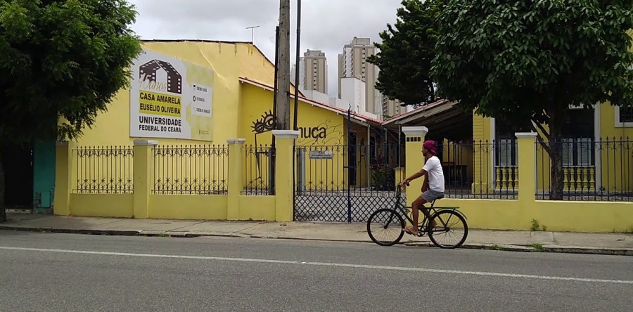 Casa Amarela com inscrições para Curso de Fotografia