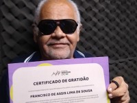 O sonoplasta Assis Lima, da Rádio Universitária  FM, com o seu Certificado de Gratidão (Foto: Marcos Almeida)