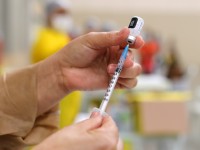 As pessoas que ainda não se vacinaram contra a covid-19, por não terem RG, podem obter um documento que garante a vacinação. A Defensoria Pública do Ceará faz o encaminhamento desses casos (Foto: Reprodução/Internet)