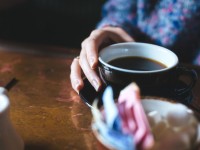 Pessoas com  gastrite, refluxo ou outros problemas estomacais, segundo  a nutricionista Elissa Cardoso, devem evitar o café, mesmo o descafeinado (Foto: iStock)