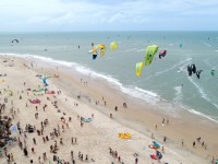 O lançamento do Kite4Science aconteceu no Cumbuco, em 25 de setembro, quando aconteceu a Kite Parade, com o recorde mundial de kitesurfistas velejando ao mesmo tempo (Foto: Reprodução/Diário do Nordeste)