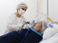 O equipamento é resultado de uma ação multi-institucional, realizada em um dos momentos críticos da pandemia de covid-19 e que salvou inúmeros pacientes com menor custo de tratamento (Foto: Tatiana Fortes/Governo do Ceará)