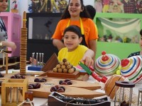 A mostra é aberta ao público de todas as idades, ajudando a reconstruir a memória lúdica também dos adultos e idosos, através do contato com brinquedos que não são mais fabricados (Foto: Divulgação/MAUC)