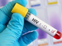 O vírus HIV pode ser transmitido pelo sangue ou sexualmente. Além da esterilização de equipamentos para evitar a transfusão de sangue contaminado, a camisinha é fundamental na prevenção da aids durante as relações sexuais (Foto: Getty Images)