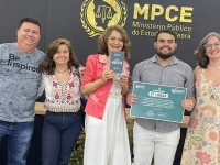 Parte da equipe de jornalistas da Rádio Universitária FM comemorando o segundo lugar no Prêmio MPCE de Jornalismo (Foto: Arquivo Pessoal)