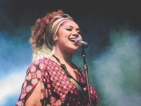 Lorena Nunes é cantora e compositora cearense. Com 10 anos de carreira, a artista tem influência da música negra, pop, música brasileira e ritmos afrobrasileiros (Foto: Ligth Panic)