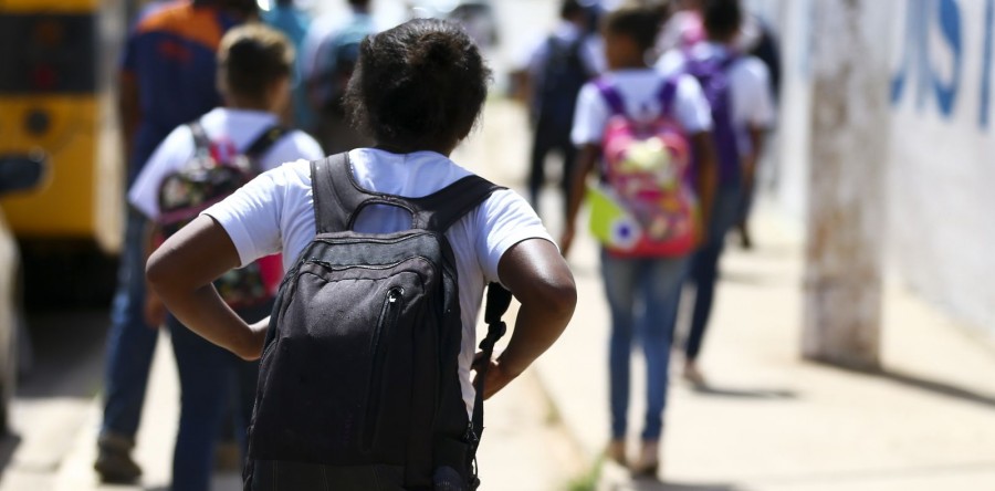 Mochilas pesadas podem prejudicar postura dos estudantes