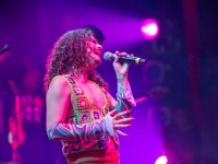 A cantora Makem subiu ao palco com show inédito que dialoga diretamente com as raízes musicais nordestinas (Foto: Guilherme Silva)
