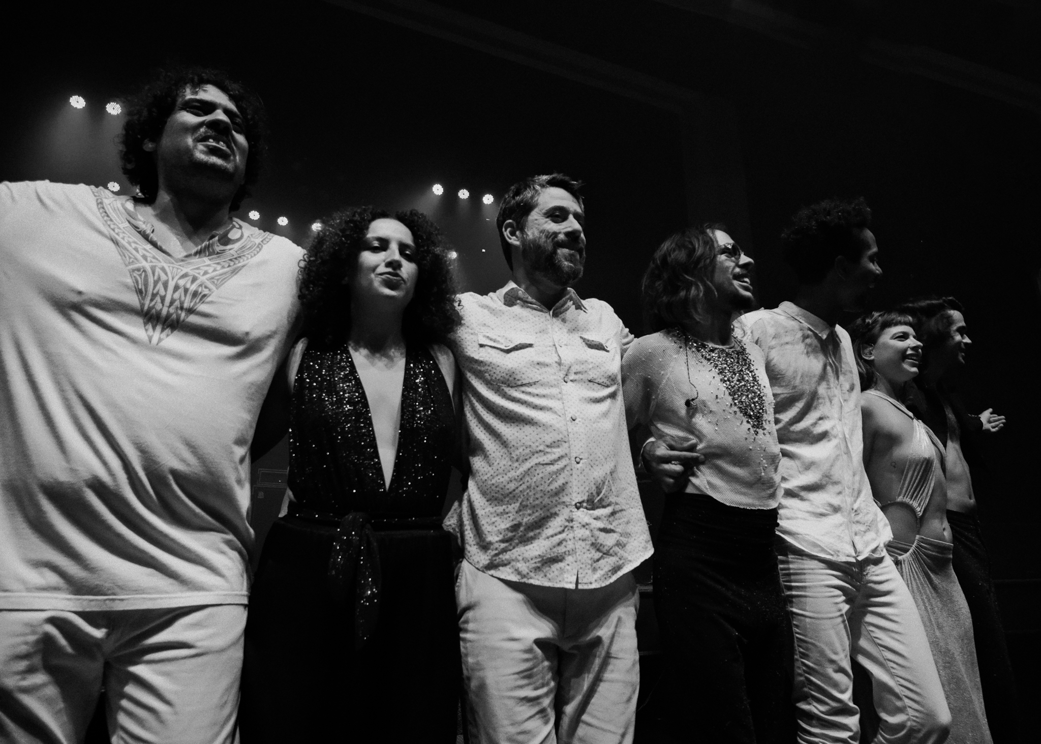A banda: Pacato, Dora Morelenbaum, Alberto Continentino, Lucas Nunes, Daniel Conceição, Julia Mestre e Zé Ibarra (Foto: Ana Pinho)