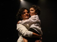 No final do show, o artista Gabriel Aragão levou o filho Nuno, que aniversariava, ao palco para cantar "parabéns" (Foto: Maitê Viana)