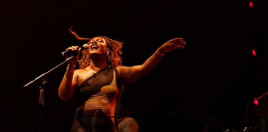 A pedidos, Liniker traz show Indigo Borboleta Anil