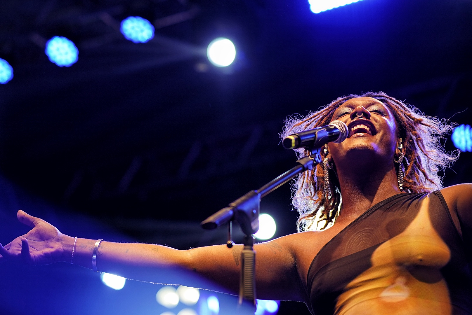 A artista cantou seus maiores sucessos e curtiu muito a apresentação, assim como o restante da banda (Foto: Acervo Dragão do Mar/Ana Raquel)