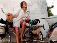 Julieta Hernández chegou ao Brasil em 2016 e estava há 4 anos viajando de bicicleta pelo país, se apresentando em teatros e na rua (Foto: Reprodução/ Redes Sociais)