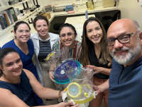 Na foto, o professor Marcelo Alcântara está com Luanna de Queiroz, médica intensivista pediátrica; Thaís Modesto, fisioterapeuta respiratória; Betina Tomaz, fisioterapeuta intensivista; Isabella Mattos, médica pneumologista; e Camila Leite, fisioterapeuta e docente da UFC, integrantes do RESPLAB (Foto: Marcelo Alcântara)