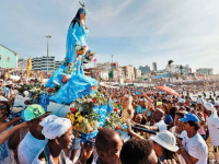 Em Fortaleza, alegria e resistência se fizeram pela mãe de santo Júlia Barbosa Condante, na distante Praia do Futuro da década de 1950 (Foto: Reprodução/Metropoles)