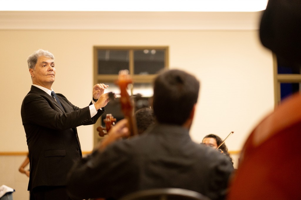 Para o maestro Luis Maurício Carneiro, "a música de concerto não vai te fazer dançar, ela é uma música para te fazer sentir. É arte". (Foto: Divulgação)